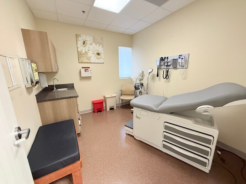 More Photos Of 110 Pond Ct, DeBary Medical For Lease