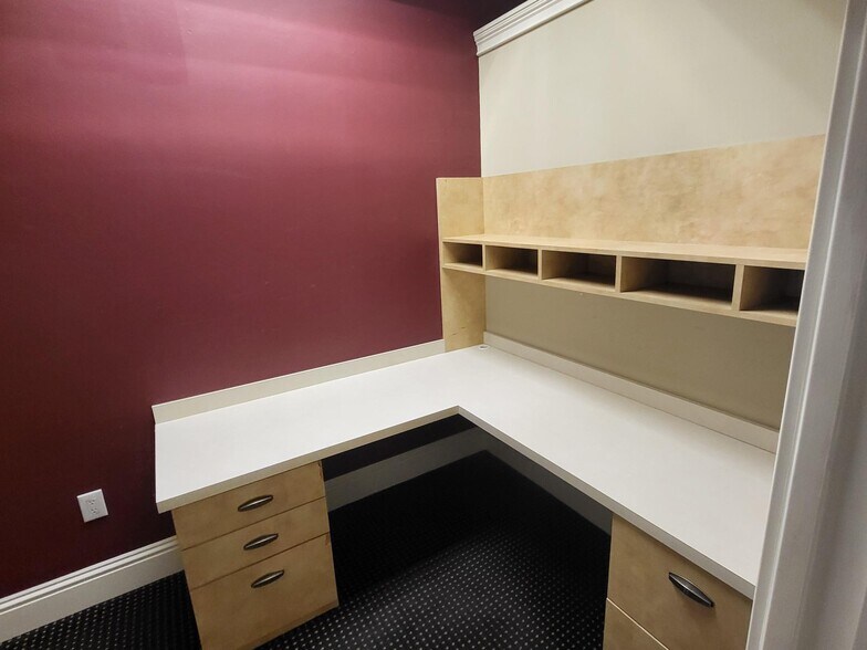 More Photos Of 1575 Pine Ridge Rd, Naples General Retail For Lease