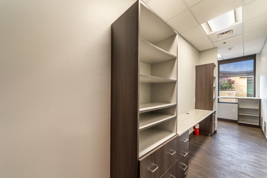 More Photos Of 250 E Basse Rd, San Antonio Medical For Lease