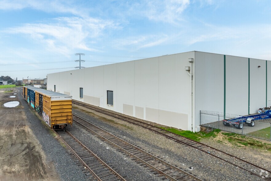 More Photos Of 3924 Finch Rd, Modesto Warehouse For Lease