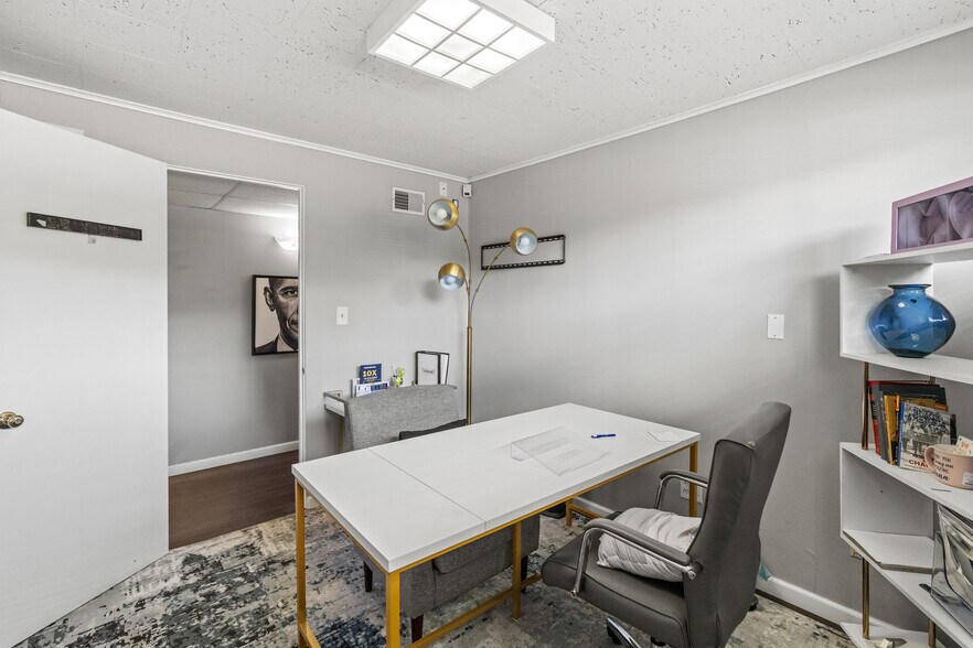 More Photos Of 2702 Flushing Rd, Flint Office For Sale