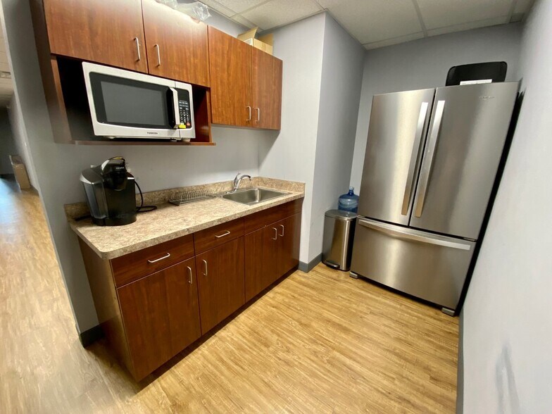 More Photos Of 170 Old Country Rd, Mineola Office For Lease