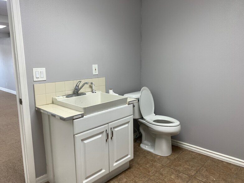 More Photos Of 2715 Highway 95, Bullhead City Self Storage For Lease