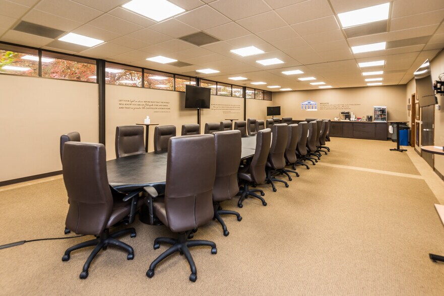 More Photos Of 1423 Randy Ln, Jefferson City Office For Sale