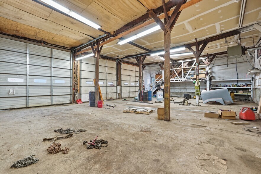 More Photos Of 383 Westhampton Rd, Northampton Warehouse For Lease