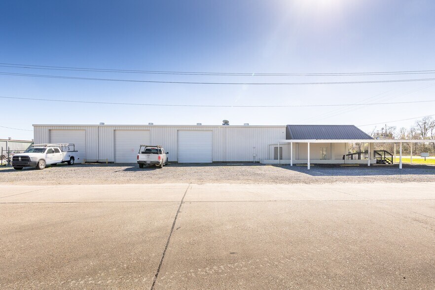 More Photos Of 101 Menard Rd, Houma Light Manufacturing For Lease
