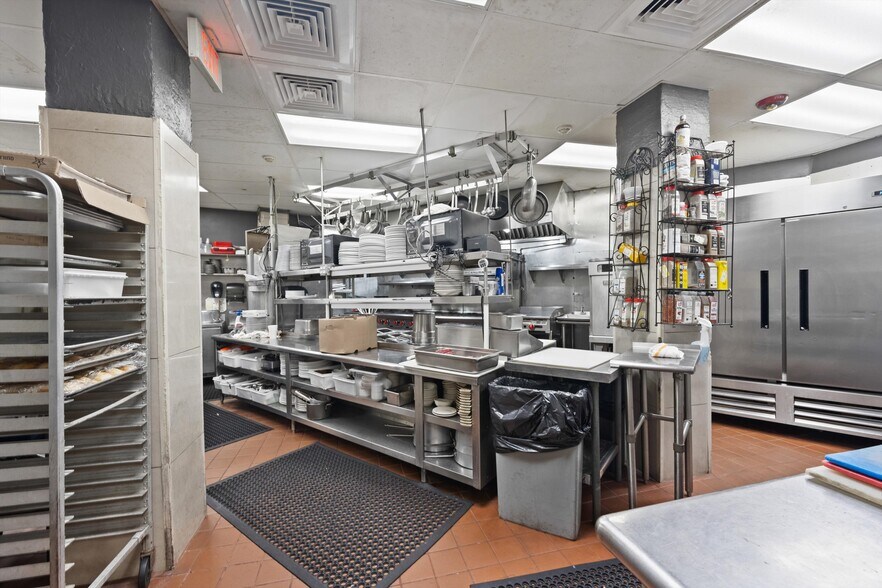 More Photos Of 514 NW Dixie Hwy, Stuart General Retail For Sale