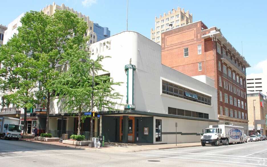 More Photos Of 611 Houston St, Fort Worth Bar For Lease