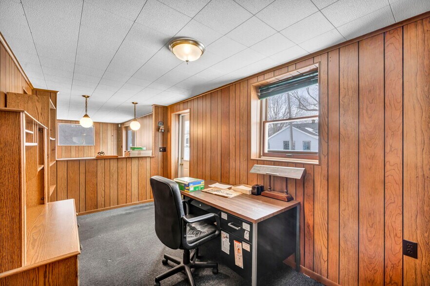 More Photos Of 4085 Herner County Line Rd, Southington Showroom For Sale