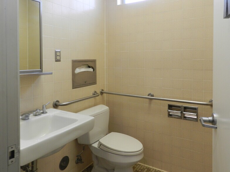 More Photos Of 1311 Broadway, Santa Monica Office For Lease
