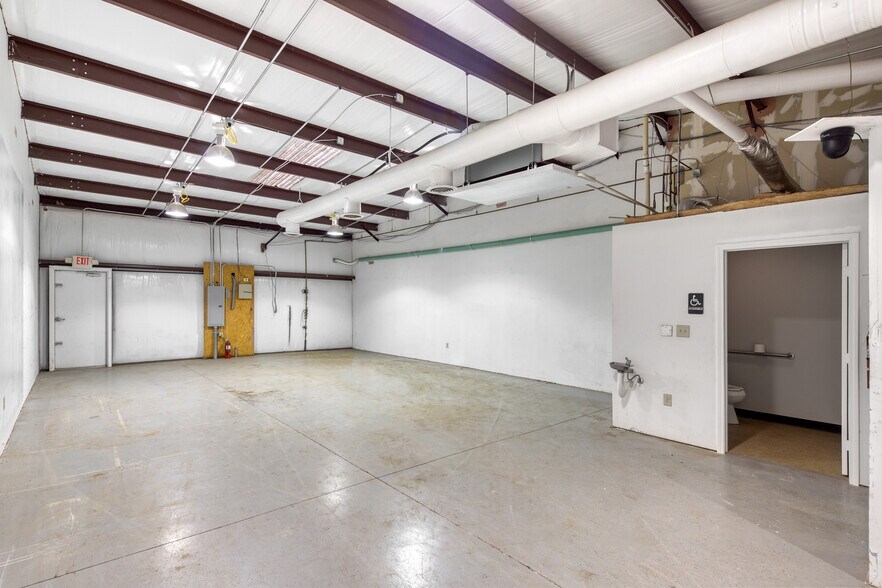 More Photos Of 2427 Hilton Way, Gainesville Warehouse For Lease
