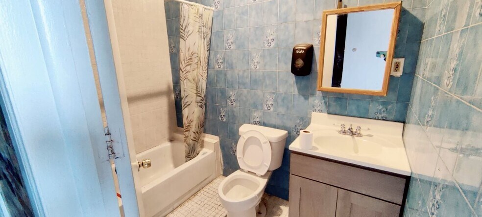 More Photos Of 5021 Wyoming St, Dearborn Convenience Store For Sale