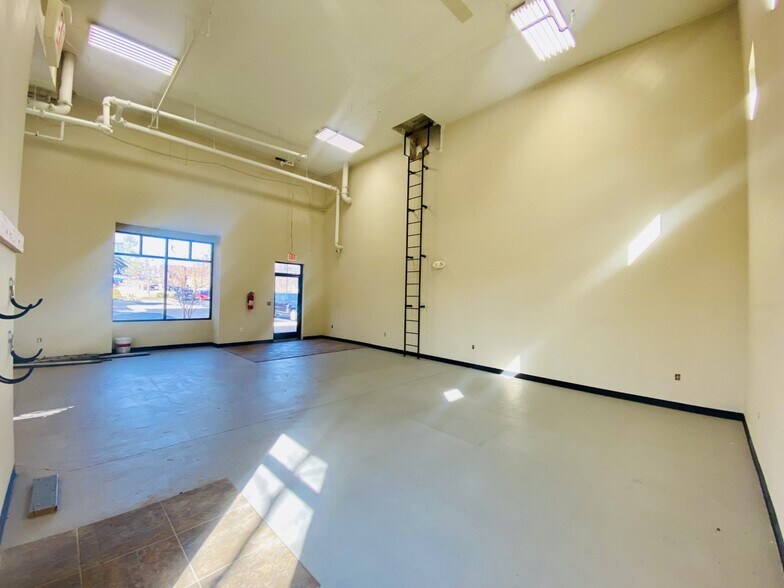 More Photos Of 818-842 S King St, Leesburg General Retail For Sale