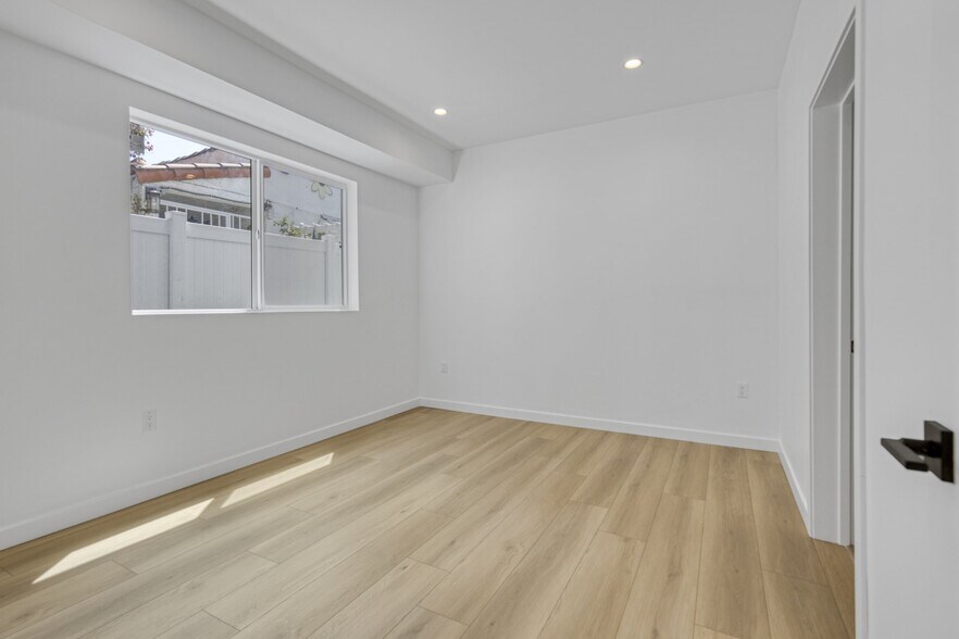 More Photos Of 10828 Hesby St, North Hollywood Apartments For Sale