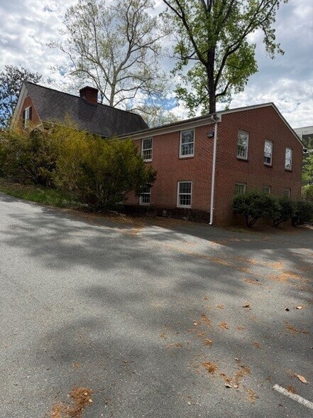 More Photos Of 1147 Rose Hill Dr, Charlottesville Office For Sale