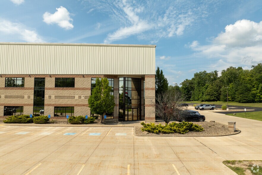 More Photos Of 325 Campus Dr, Aurora Light Manufacturing For Lease