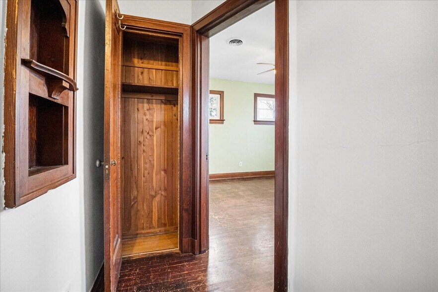 More Photos Of 8700 Gravois Rd, Saint Louis Storefront Retail Residential For Sale