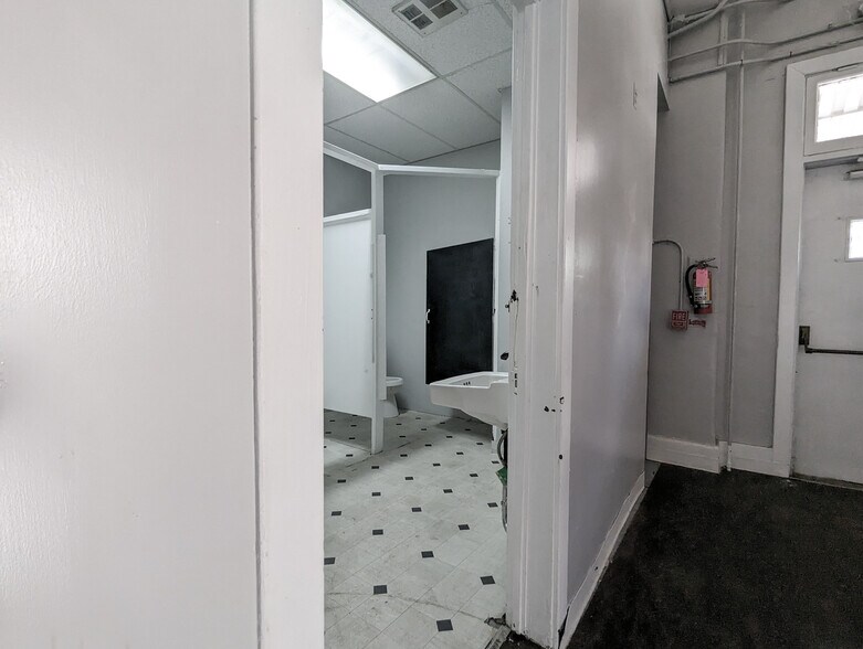 More Photos Of 1901 W Tioga St, Philadelphia Schools For Sale
