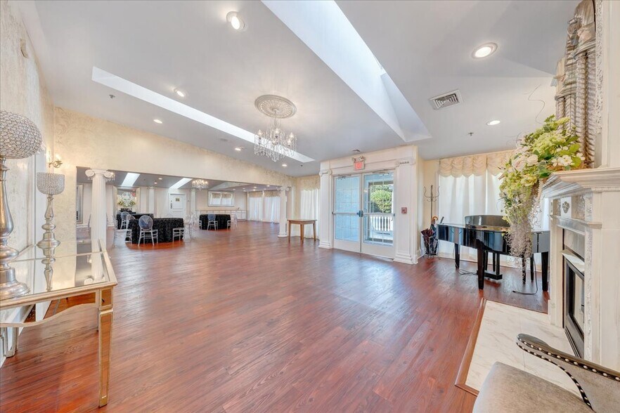 More Photos Of 812 E Main St, Bedford Lodge Meeting Hall For Sale