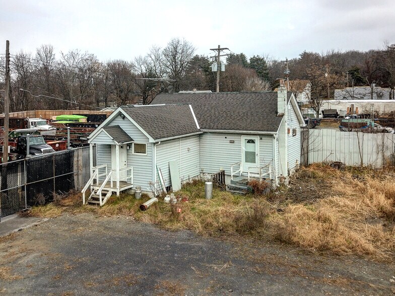 More Photos Of 18-20 Stanton St, Middletown Industrial For Sale