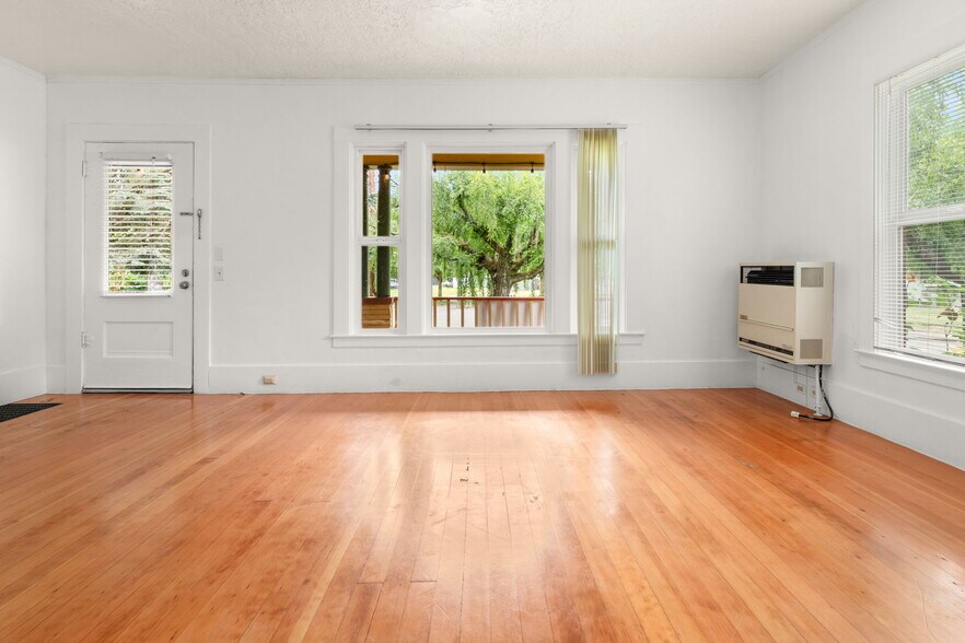 More Photos Of 501 NE 3rd St, Gresham Flex For Lease