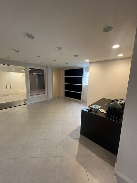 More Photos Of 3651-3663 Arnold Ave, Naples Light Manufacturing For Lease