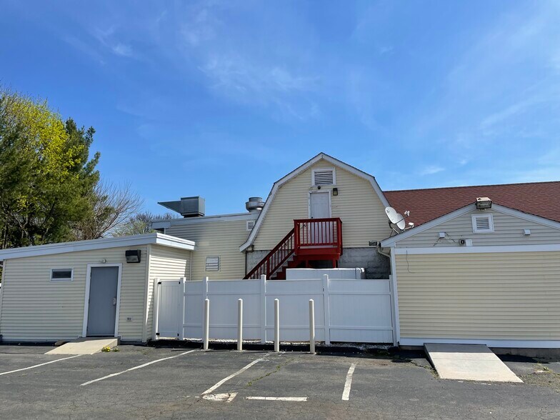 More Photos Of 1765 Meriden-Waterbury Tpke, Plantsville Restaurant For Lease