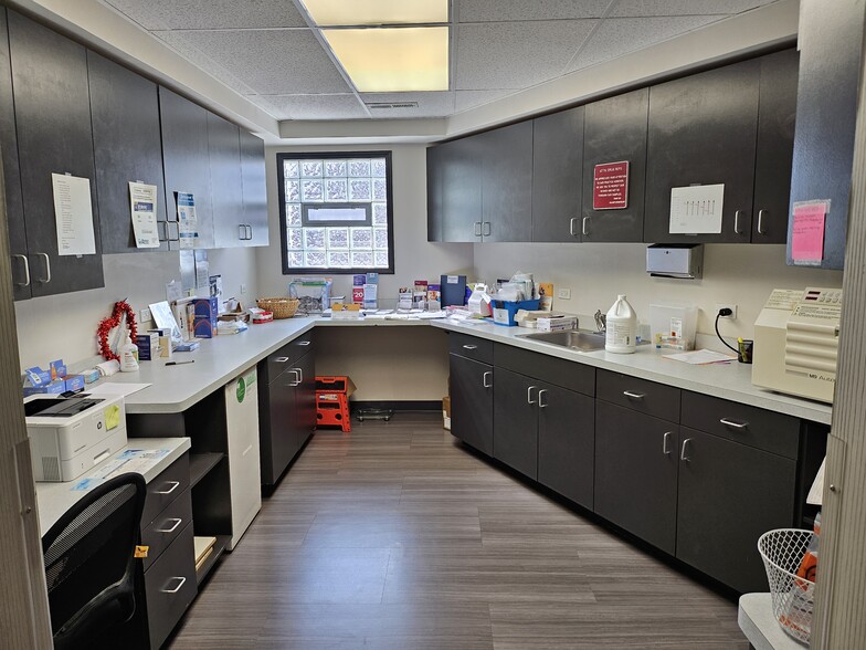 More Photos Of 19 River Oaks Dr, Calumet City Healthcare For Lease
