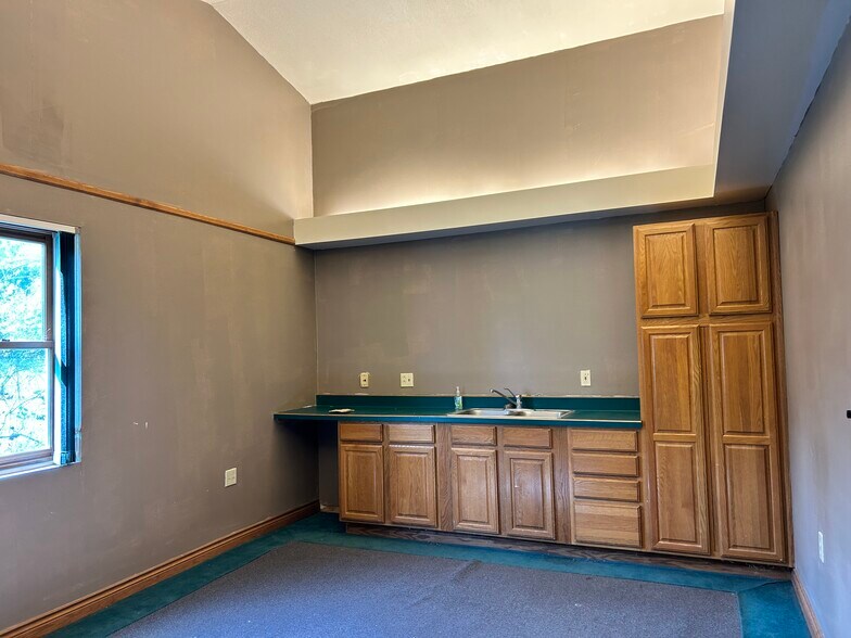 More Photos Of 3614-3616 Lake St, Kalamazoo Warehouse For Lease