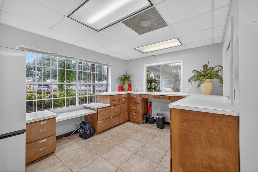 More Photos Of 1500 N Pace Blvd, Pensacola Freestanding For Sale