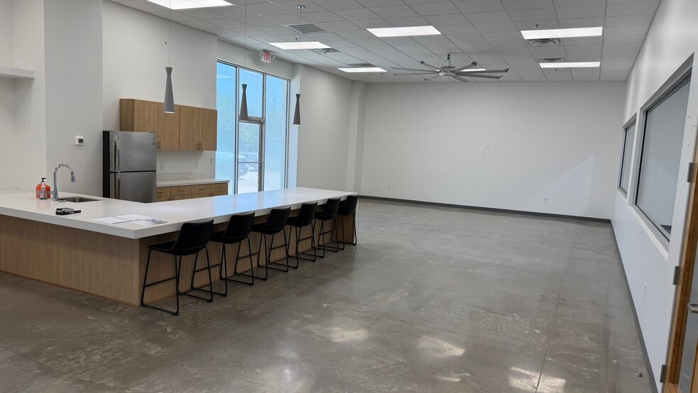More Photos Of 2433 Tarpley Rd, Carrollton Warehouse For Lease