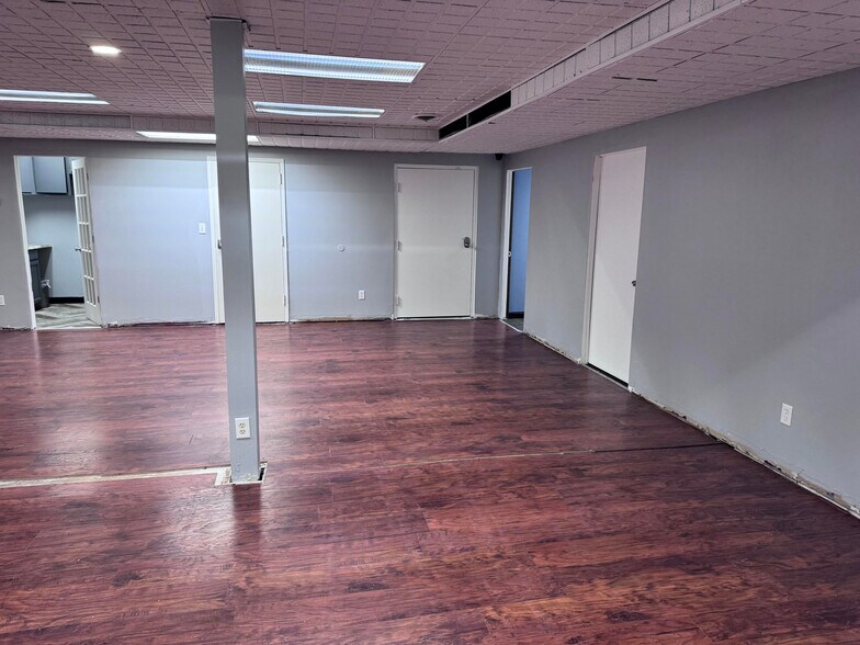 More Photos Of 23999 W 10 Mile Rd, Southfield Office For Sale