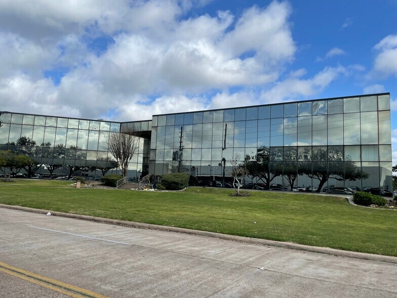 More Photos Of 211 Highland Cross Dr, Houston Office For Sale