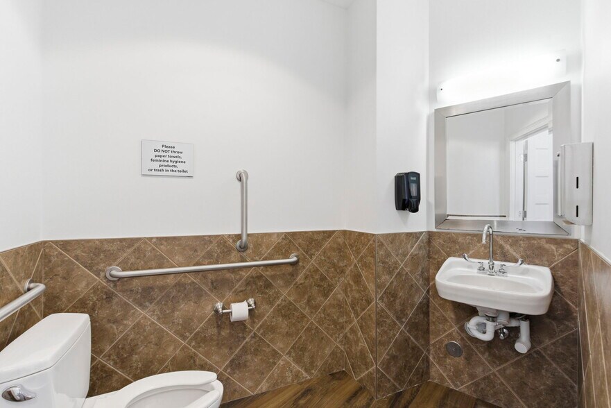 More Photos Of 5540-5550 N Farmer Branch Rd, Ozark General Retail For Sale