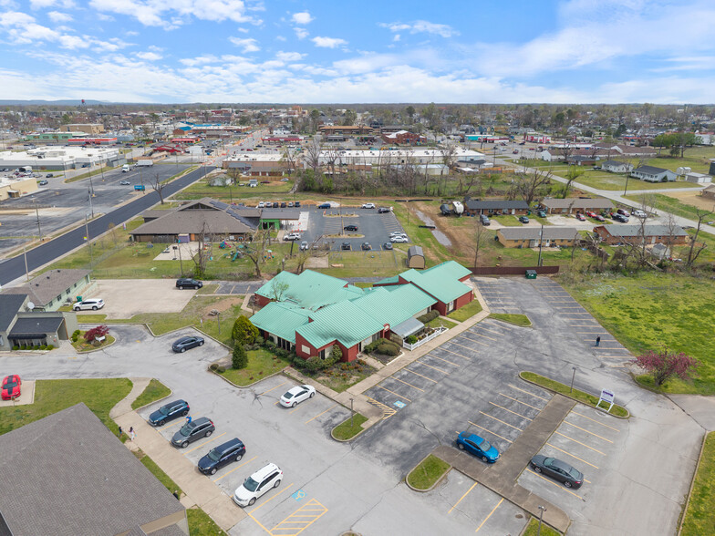 More Photos Of 1102-1108 Poplar Pl, Rogers Medical For Lease