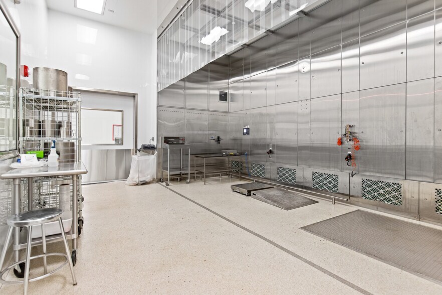 More Photos Of 2567 W Midway Blvd, Broomfield Manufacturing For Sale