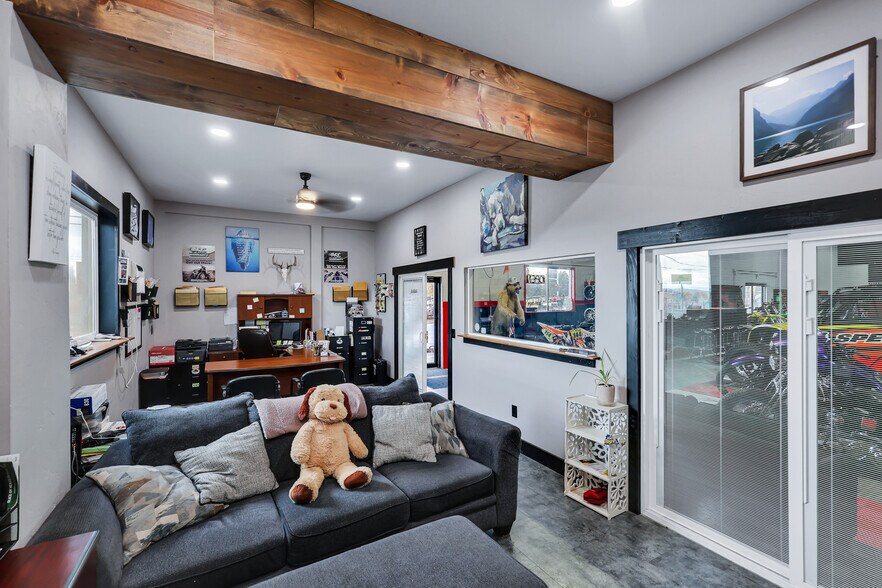 More Photos Of 7168 N Government Way, Dalton Gardens Warehouse For Lease