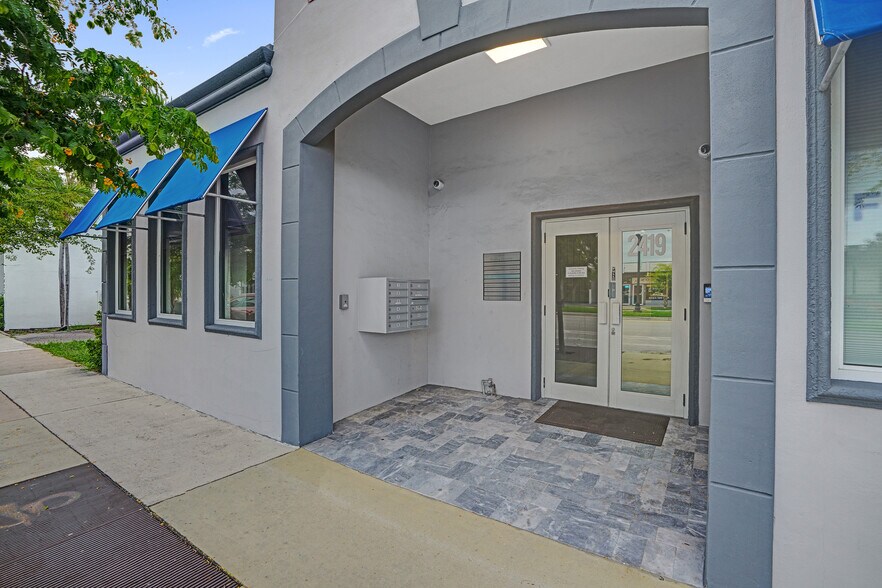 More Photos Of 2419 Hollywood Blvd, Hollywood Medical For Lease