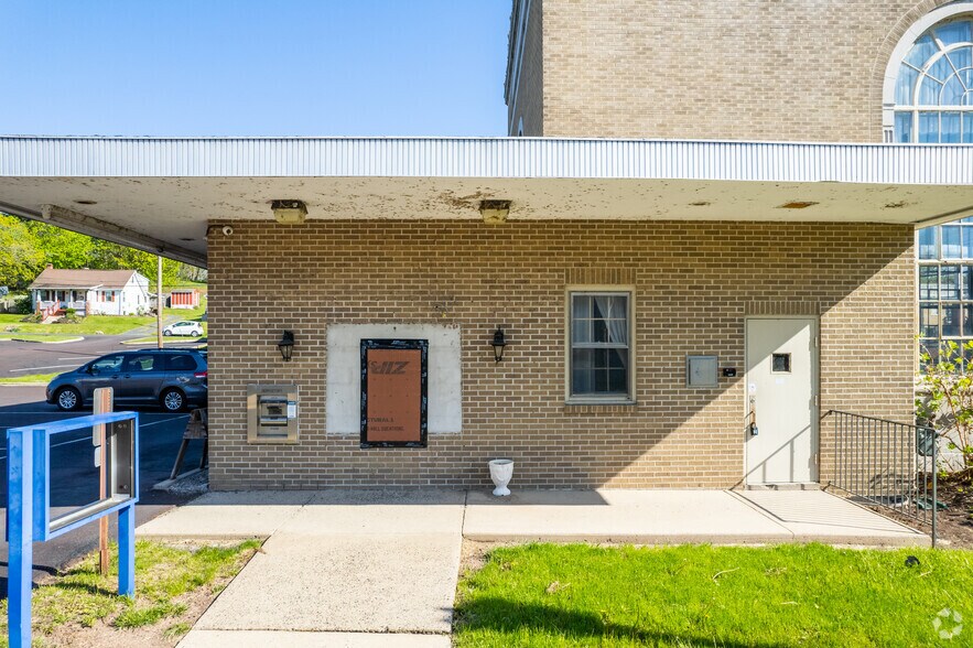 More Photos Of 415 Main St, Schwenksville General Retail For Sale
