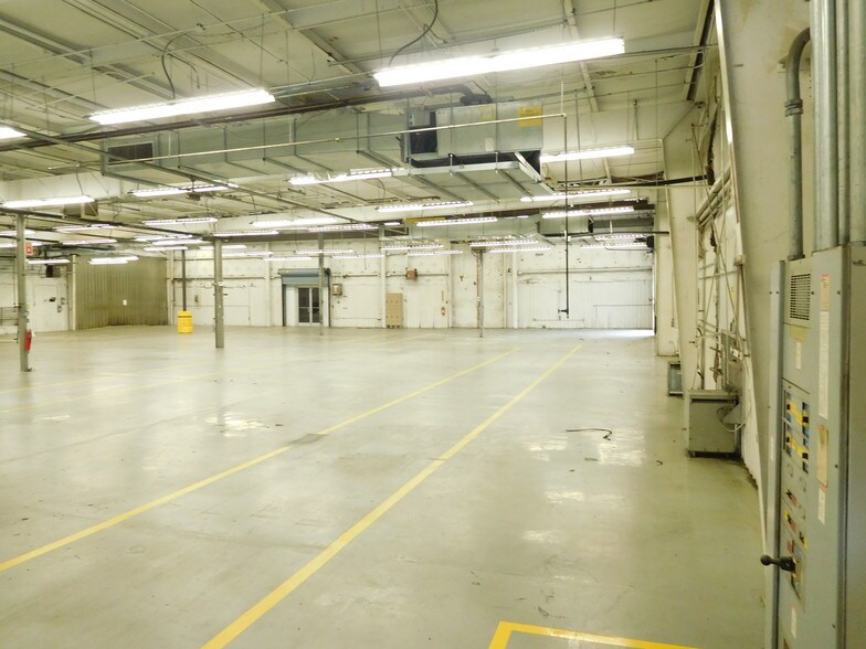 More Photos Of 917 Commerce Cir, Hanahan Warehouse For Sale