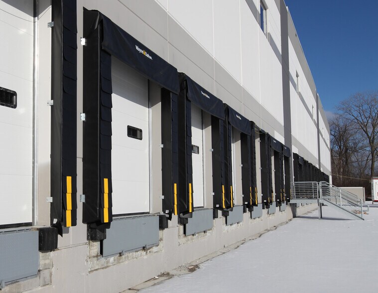 More Photos Of 10000 S Ridgeview Dr, Oak Creek Manufacturing For Lease