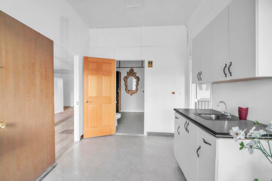 More Photos Of 1243 Michigan Ave, Bay City General Retail For Lease