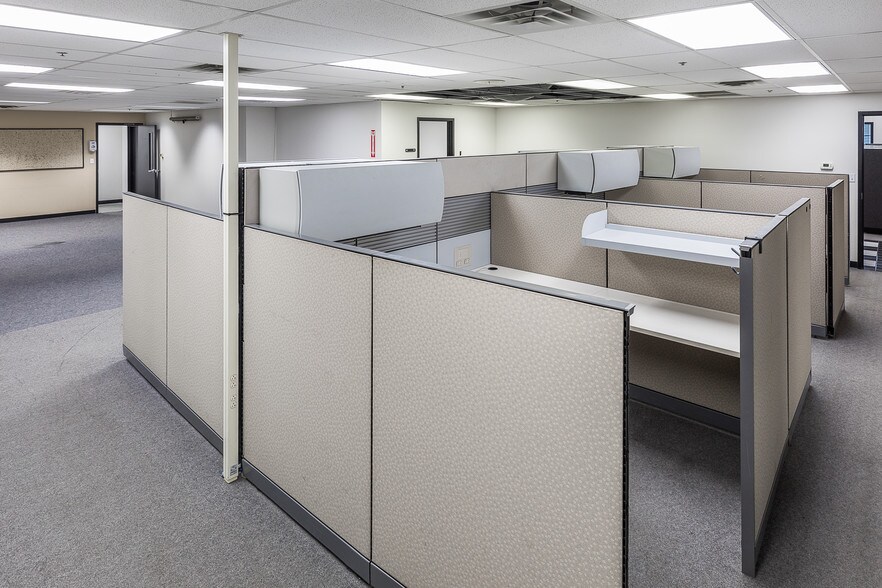 More Photos Of 1202 Thomas Beck Rd, Des Moines Flex For Lease