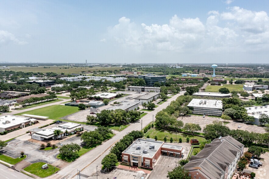 More Photos Of 16903 Buccaneer Ln, Houston Coworking Space