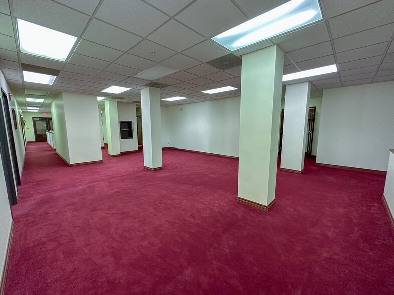 More Photos Of 200 S 6th St, Springfield Office For Lease