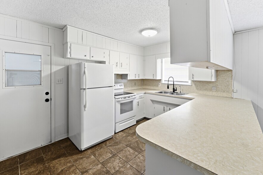 More Photos Of 19470 US Highway 69 N, Lindale Flex For Lease