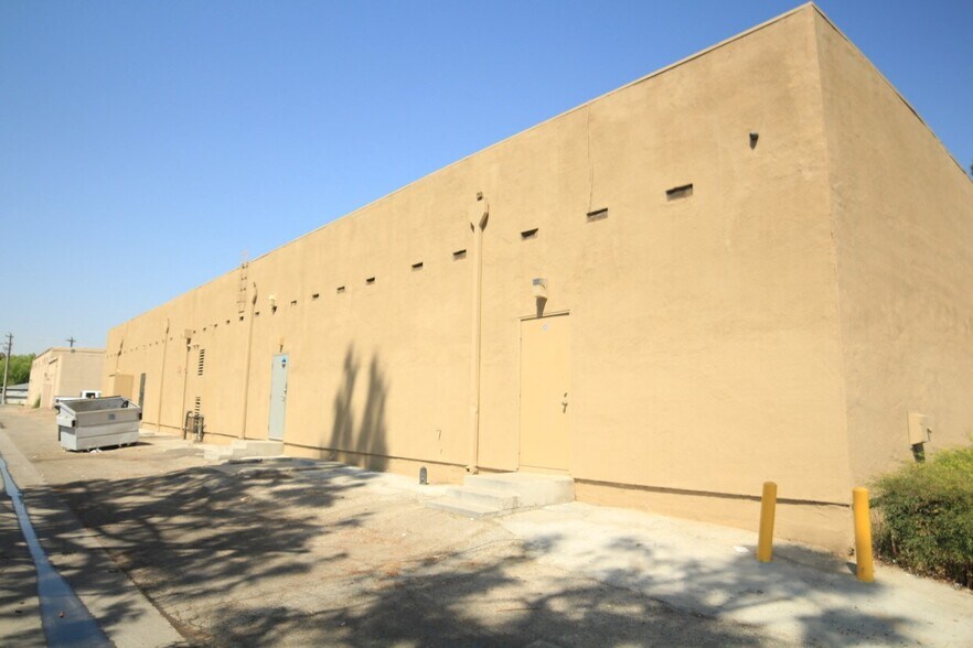 More Photos Of 4601-4619 Wilson Rd, Bakersfield Storefront For Lease