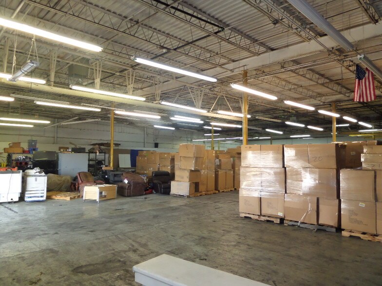 More Photos Of 2602 W Holly St, Phoenix Warehouse For Lease