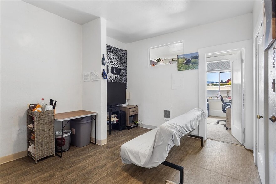 More Photos Of 498 25th St, Oakland Apartments For Sale