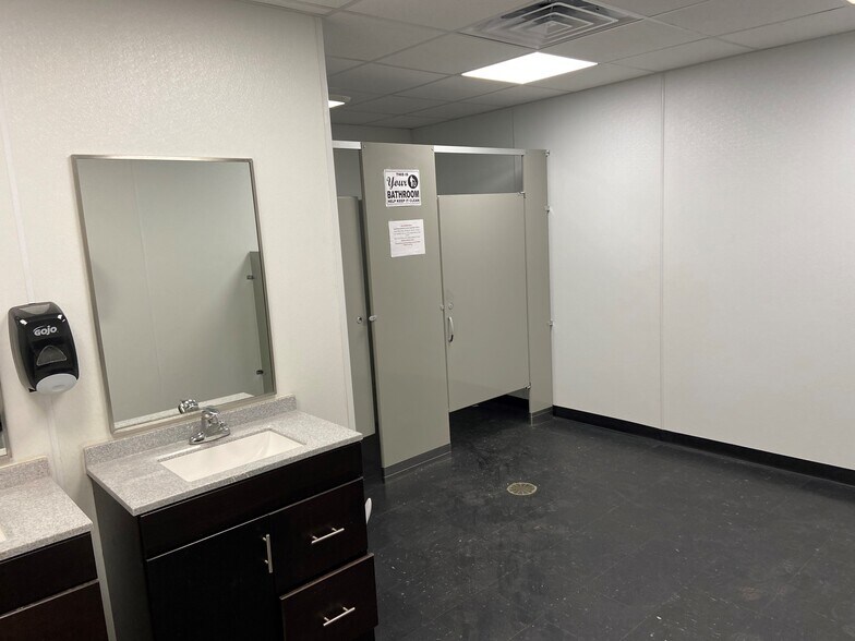 More Photos Of 1000 Investment Blvd, Apex Flex For Lease